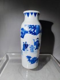 清早期人物故事筒瓶。胎老。釉肥润，手感极好，精品。高28厘米，肚径11厘米。