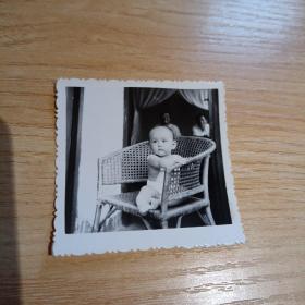 老照片–坐在椅子上的可爱小孩（1981年）