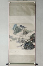 保真书画，北京画院老一辈画家，马泉《雨霁山云》原装裱立轴67×66.5cm。马泉（1938–2016），山西清徐人。国家一级美术师。北京画院专业画家,1957年马泉先生以优异的成绩升入中央美术学院国画系，大学期间直接受到艺术大师蒋兆和、叶浅予、李可染、李苦禅、刘凌沧等先生的教导与熏陶，成为新中国代表画家。