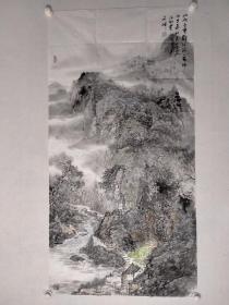 保真书画，秦永刚山水作品一幅《山列千重静河流一叶明》纸本画心，尺寸：136.5*69.5
秦永刚，笔名云淦，1963年出生，山西太原人。系中国美术家协会会员、中国美术家协会山西分会常务理事、山西省太原美协副主席、中国国画家协会理事、中国美协创作中心画院院士、《中国美术家》杂志社编辑、《水墨中华》杂志社编辑、山西晋龙画院副院长。