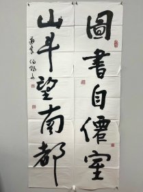 · 李瑞圃 字牧河，号御风， 又号德成子、仁丰居士、法光居士。书斋号“三颂堂”、“青雅斋”等。现在为黑龙江省书法家协会会员，北京市平谷区书法家协会会员、美术家协会会员、北京市宝艺石协会会员、黑龙江省双鸭山市作家协会会员。尺寸138:34：2