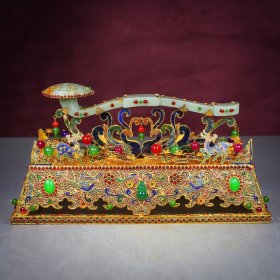 珍宝旧藏掐丝镶嵌和田玉带如意 重量：1526克，高度：20cm，宽度：25cm。