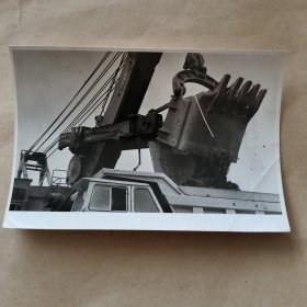 60年代黑白照片，矿山电铲【24】