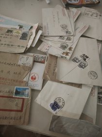 一堆信封带邮票，信封四十五张左右，邮票六十几张