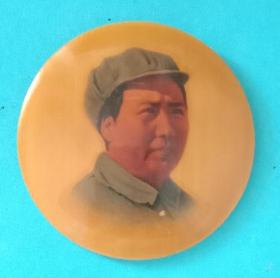 《毛主席像章》竹制，，背面字:井岗山。九五品，5cmⅹ5cm。