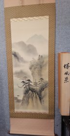 塔风景 双重桐木盒装 日本回流画轴挂轴   手绘品 今村京元作品 绢本祾裱 木轴全 尺寸 180Cm x54Cm。品相好。 塔，云雾缭绕群山之中，人与帆，以其为引。 编号 （HB20) 