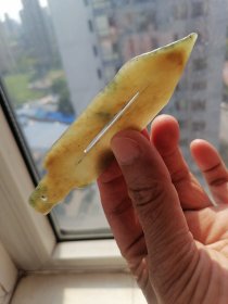 和田玉包浆浑厚沁蚀土咬风化自然熟旧带青铜沁稀少品种！尺寸规格长11.3厘米宽2.7厘米厚0.54厘米！