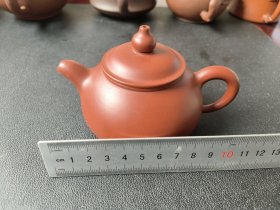 范玉娣制紫砂壶一把，全手工制作，小巧精致，美观大方，底款“范玉娣制"，壶盖内盖章“范"“玉娣"，壶把到壶嘴斜长12cm，带收藏证书，收藏实用俱佳！