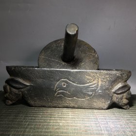珍藏老家乡下老中医收藏起来天外来客天然铁陨石【药捻子】陨石含有丰富的维生素和矿物质成分，用来做药碾子可以增加药性、促进身体健康恢复，中国古代著名药典《黄帝内经》就有记载，尺寸如图重量：5740克皮壳老道，磁性好，一个药碾子，是悬壶之人必须修炼的禅道。药碾子靠碾轮在碾槽里不断滚动而把中药碾成粉末，中间宽敞，两头收紧，像驮着岁月的小船，行走于悬壶的湍急河流。