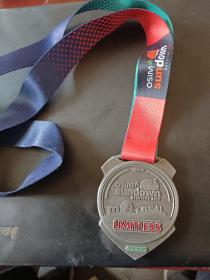 2016新加坡马拉松奖牌一个。