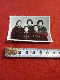 老照片:克拉玛依女队员（女生）和教练（老师）新疆