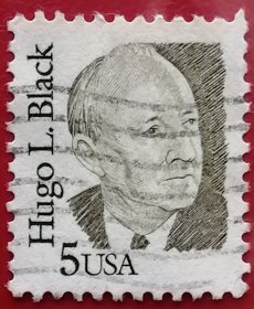 袁袁收藏美国邮票 1986年-1990年 伟大的美国人 杰出名人 法官 布莱克 22-5 信销 （1886年2月27日－1971年9月25日），美国政治家及法学家，曾于1927年至1937年担任民主党阿拉巴马州参议员，并在1937年至1971年担任美国最高法院大法官，是沃伦法院（厄尔·沃伦）的重要成员。 1971年9月17日布莱克正式退休，9月25日中风死去，死后安葬在阿灵顿国家公墓。