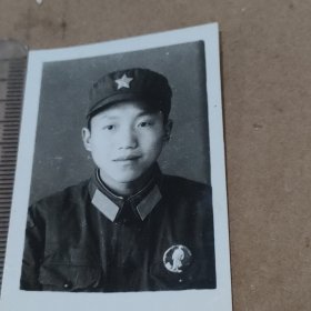 老照片 歌片----六十年代 带毛主席去安源像章的解放军 表情丰富（时代特征特别明显）（泛银，包老包真）