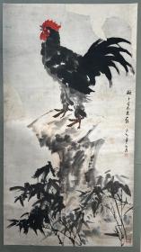 著名画家何康成（1917—2004）国画，嘉州画派创始人之一，受教于徐悲鸿、张大千、丰子恺、张书旗等。1942年毕业于南虹艺专（今四川美术学院）。画心尺寸，68*124cm。
作者简介：抗战时，中央画院内迁在川内设南虹艺术专科学校，先生经优异成绩考入该校国画系，受教徐悲鸿、张大千、丰子恺。随后专攻花鸟，尤精画鸡，临于新中国建立前后“何鸡公”之美誉已叫响巴蜀。