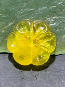 天然乌克兰原矿蜜蜡雕刻太阳花随形背云（板珠，吊坠)一个，