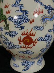 大清康熙粉彩纹龙瓶一对，画工精细，发色纯正，胎质细腻，尺寸如图