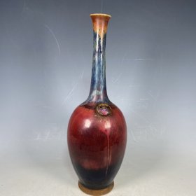 瓷瓶：钧瓷窑变巜名花有主》叉花赏瓶：该造型优美，手工制作，做工精致。釉色纯正，胎质细腻光滑，自然磨损，润味十足，不可多得，值得拥有。尺寸31x10厘米