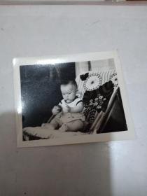 老照片【1婴儿坐在椅子上】