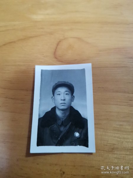 老照片—六七十年代工人单人照片（带主席像章 95品）