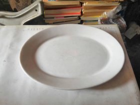 老的瓷盘一个，底部有款（这样的款十分少见），品相如图，完好，质量非常好，十分怀旧，长宽：29*20.5厘米