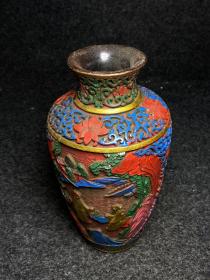 漆器花瓶
尺寸：长宽高：6/6/23厘米