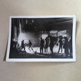 60年代黑白照片，劳动的炉前工人【24】