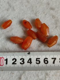 清代老玛瑙珠子，共9颗，红色，六棱形，尺寸看图，佩戴串串。质感好，适合收藏或制作首饰。标价为单颗价格，不议价。感兴趣的朋友请直接联系我，支持邮寄，安全到家。