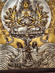 旧藏西藏木框鎏银唐卡  准提菩萨千手观音
高1米05长73厘米厚3.5厘米，重16斤