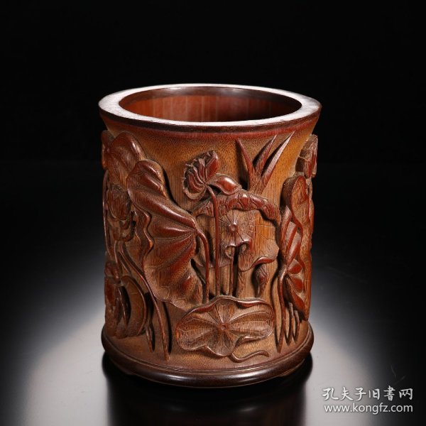 清 竹浮雕鹤戏莲间笔筒
