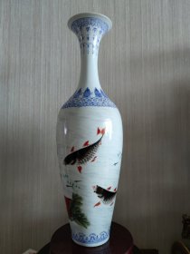 玫瑰传呼定制鱼纹蛋壳瓷花瓶，高38.5厘米.底足是出窑前的状态，没有后来人为破损