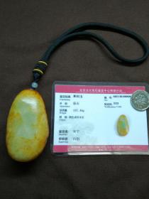新疆和田玉天然原石手把件带证书！ 重量：107.44g，尺寸：65×37×23mm。身毛孔清晰自然，