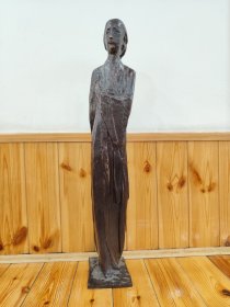 钱绍武（1928年-2021年6月9日），江苏省无锡人，曾任中国国家画院雕塑院院长，擅长雕塑、绘画、书法。曾任国家教委艺术教育委员会委员。现为中央美院教授、博导、学术委员会常设小、组成员，首都规划委员会专家委员，中国工艺美术学会雕塑委员会会长，中国城雕全国艺委会顾问，中国美术家协会雕塑委员会委员。中国美术家协会会员、国家教委艺术教育委员会委员、全国城市雕塑艺术委员会委员、北京市人民政府专业顾问。