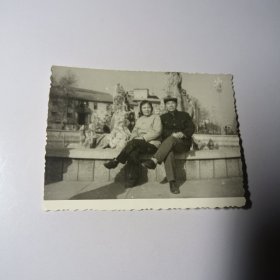 老照片–中年夫妇二人坐在景观池边留影（2）