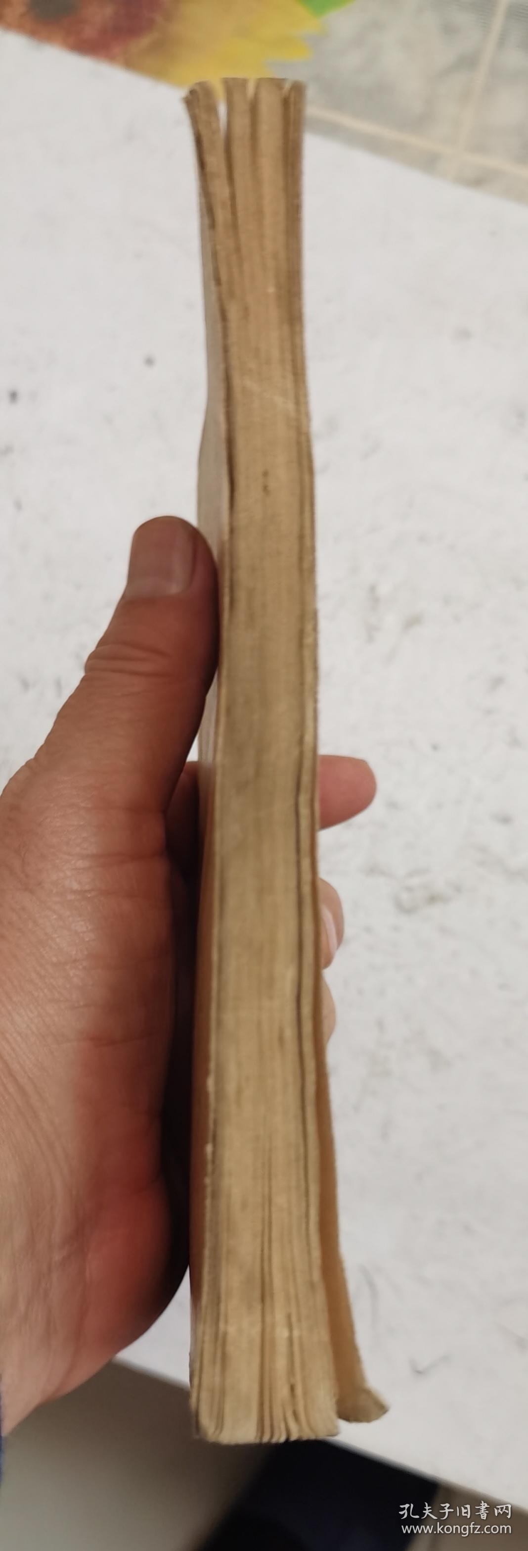 老中药书《汤头歌诀白话解》该中药书是对巜汤头歌诀》为了人们学习理解使用对400余付中药方剂进行白话注解，方便使用，可以对完善的治病中药秘方！在书中并附：<1>便用杂方、望梅丸、软脚散等<2）幼科：回春丹、抱龙丸、肥儿丸、八珍糕、保赤丹等，〈3〉经络歌诀：十二经脉歌等12种，<4>奇经八脉歌4种脉歌，<5>索引。很值得学习收藏的中药秘方合集！！