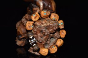早期收藏 牛骨手工雕刻骷髅头配天珠镶嵌绿松宝石手串手链摆件 做工精细 品相如图 尺寸：珠子直径1.5厘米 高2厘米 重59克