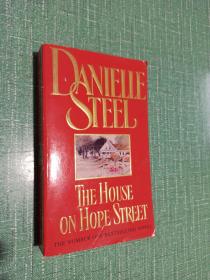 【外文原版】DANIELLE STEEL
THE HOUSE
ON
HOPE STREET