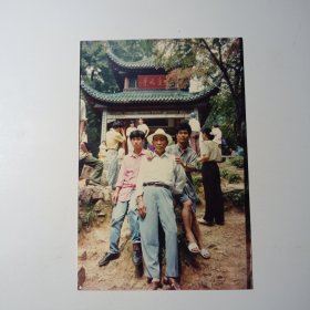 老照片-九十年代三人在长沙岳麓山爱晚亭前留影