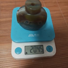 两个鼻烟壶合售放漏出一个大玛瑙一个内画瓶