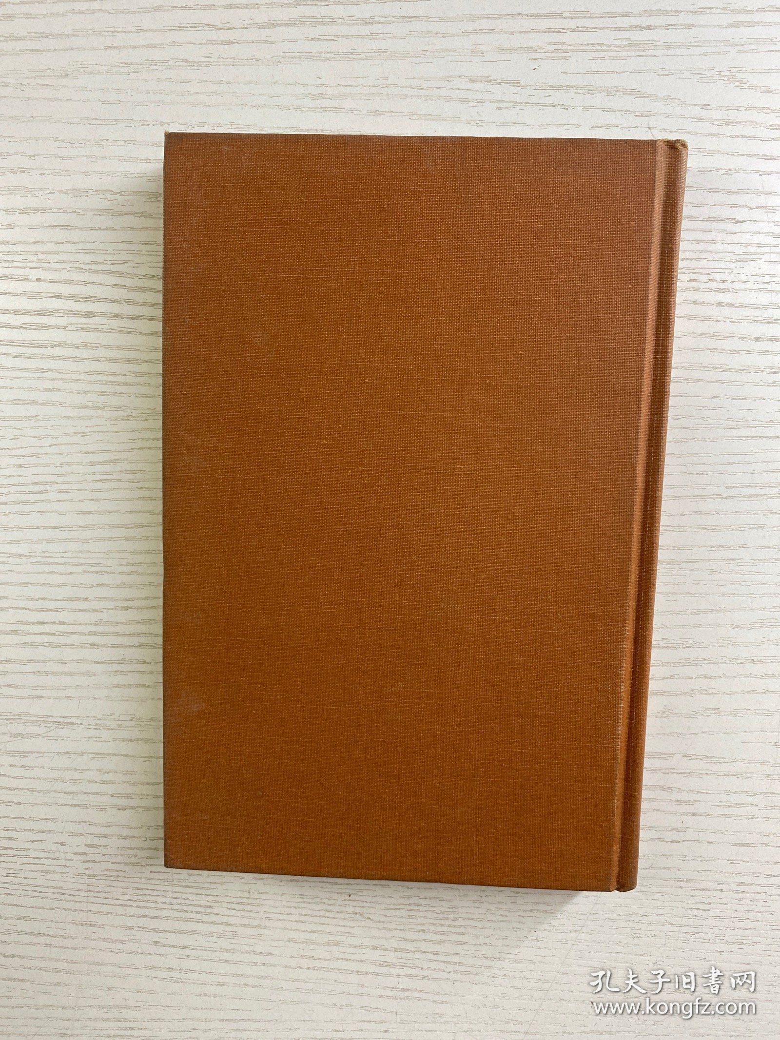 PURITANISM IN AMERICA 1620 - 1750 《1620 - 1750年美洲的清教主义》 ），作者是埃弗雷特·爱默生（Everett Emerson），书中探讨17世纪20年代到18世纪50年代美洲清教主义相关内容，清教主义对美国早期宗教、文化、社会发展影响深远，是研究美国历史与文化重要切入点 。 1977年英文原版（32开）精装如图、内页干净