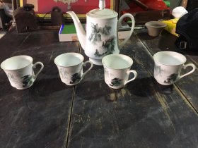 70时期精瓷手绘山水茶壶一套，带四个小碗，瓷治薄，见图九，还有一处小蚂蚁咬见图七，画工好，收藏佳品
