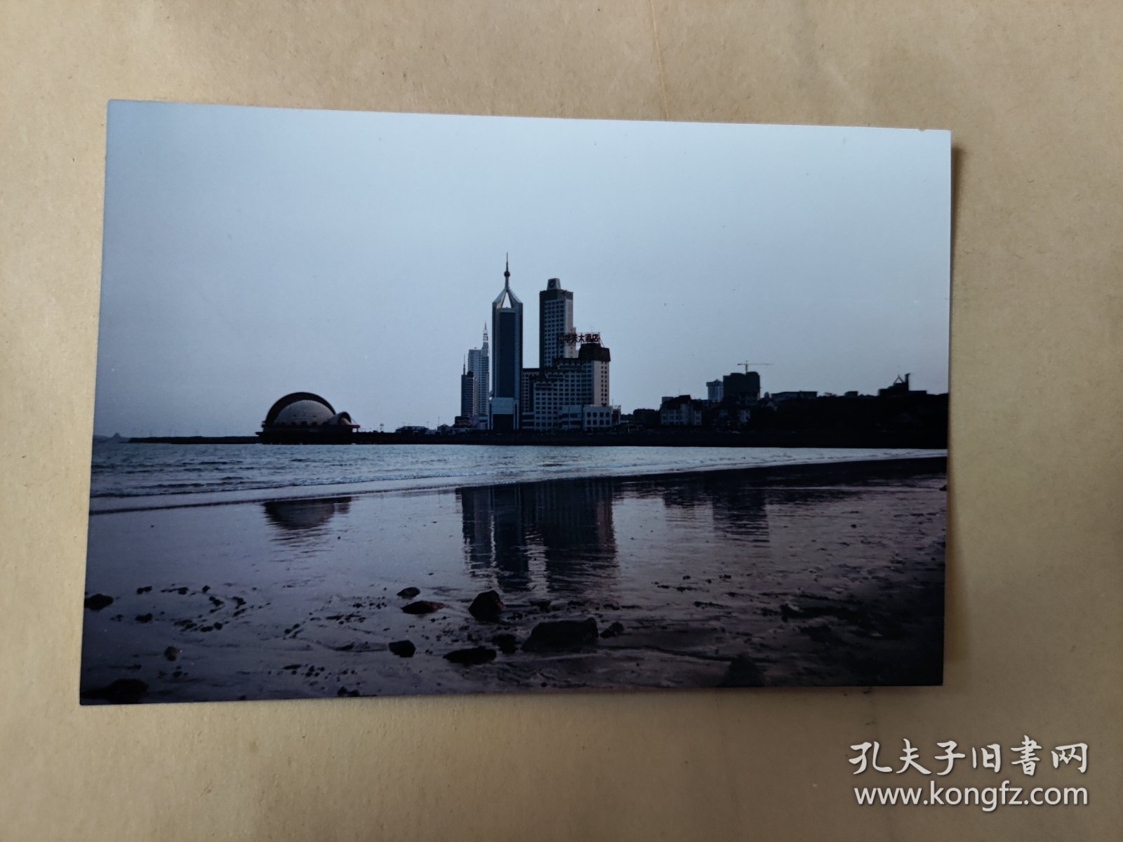 新疆组画 阴天的青岛海边