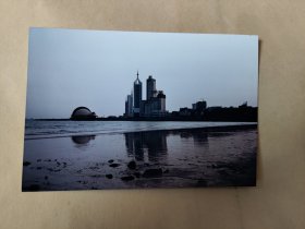 新疆组画 阴天的青岛海边