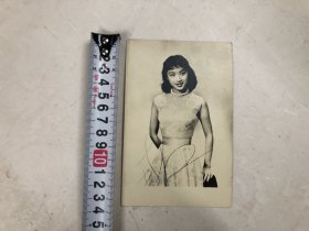 约六十年代香港著名女影星演员 南红 黑白银盐老照片 (尺寸 ; 14*9cm) 注:该照片非签名照片