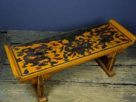旧藏木胎漆器彩绘翘头桌子

尺寸：长47cm宽16cm高18cm
重量：1410g