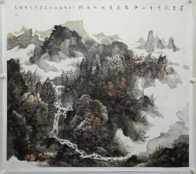 保真书画，当代山水画名家，张立君大幅山水画《看云疑是青山动，谁道云忙山自闲》，（上部四分之三处接纸画，作者可能用的老纸画的，有自然黄斑。），尺寸123×137cm，纸本托片。张立君，中国国家画院张志民工作室画家，文化部中国山水画创作院画家，齐鲁书画院副院长兼秘书长，枣庄市美协主席团成员。