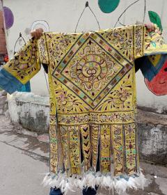 贵州丹寨板丝(蚕丝)底百鸟衣，八，九成新，纯手工缝绣，胸围120公分，长1.26米
