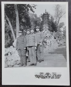 武汉老照片，七十年代，武汉中山公园，军人留影