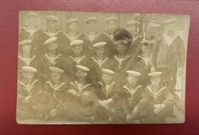 一战英国海军合影照片版明信片。

背面还画了一个海军的符号。