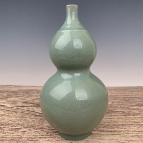 宋汝窑天青釉葫芦瓶，高26.5厘米，直径13.5厘米