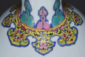 大清乾隆年制 珐琅彩鎏金宝莲花天球瓶 高40厘米 直径27厘米